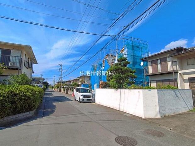 前面道路を含めた現地写真です。