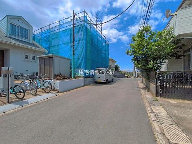 前面道路を含めた現地写真です。