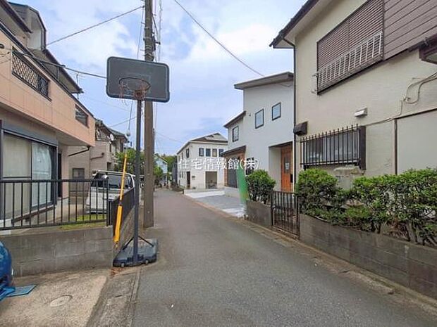 前面道路を含めた現地写真です。