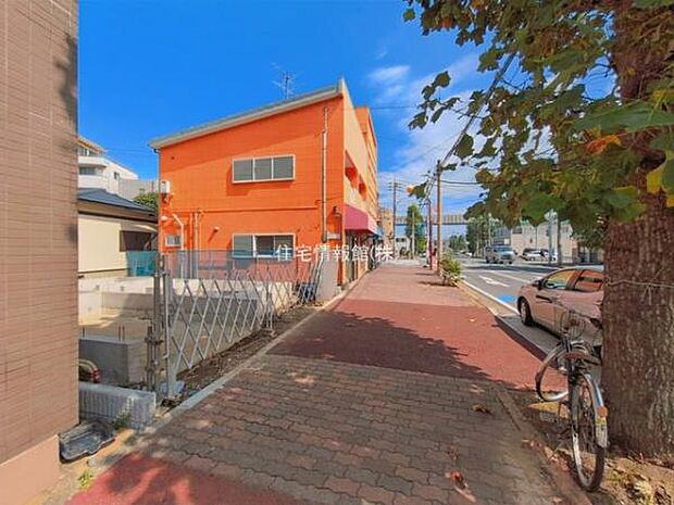 前面道路を含めた現地写真です。