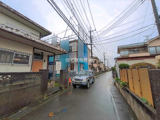前面道路を含めた現地写真です。