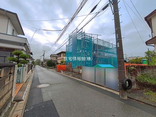 前面道路を含めた現地写真です。