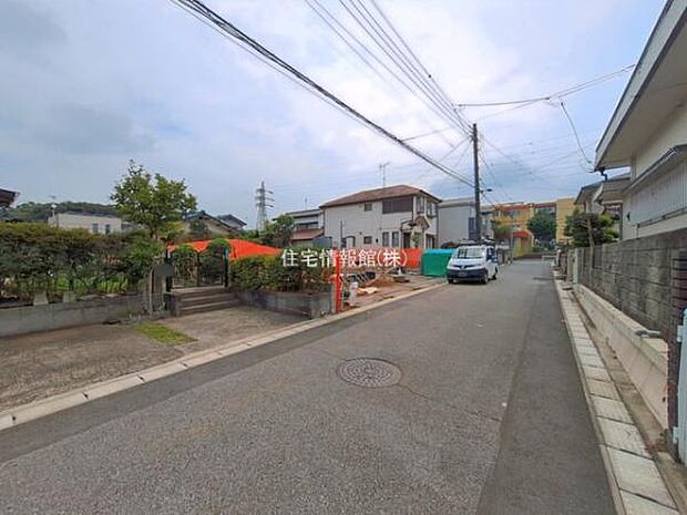 前面道路を含めた現地写真です。
