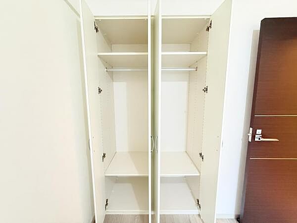 いつでもお部屋をスッキリお使い頂ける収納スペースを設置。