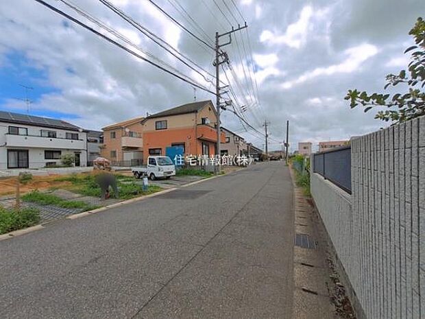 前面道路を含めた現地写真です。