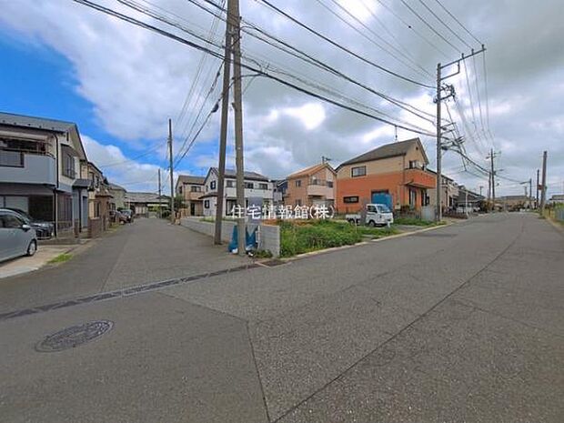 前面道路を含めた現地写真です。