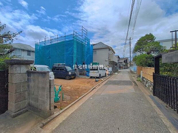 前面道路を含めた現地写真です。