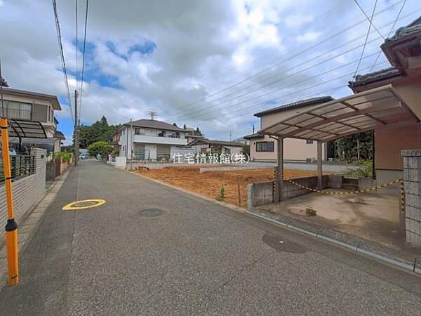 前面道路を含めた現地写真です。