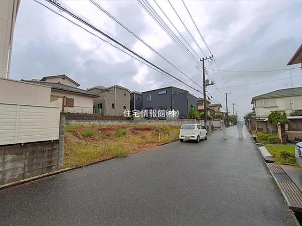 前面道路を含めた現地写真です。