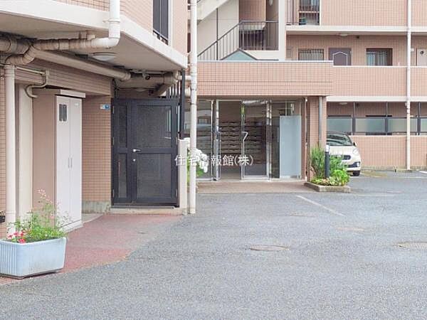 ゆったりとした印象のエントランスです。