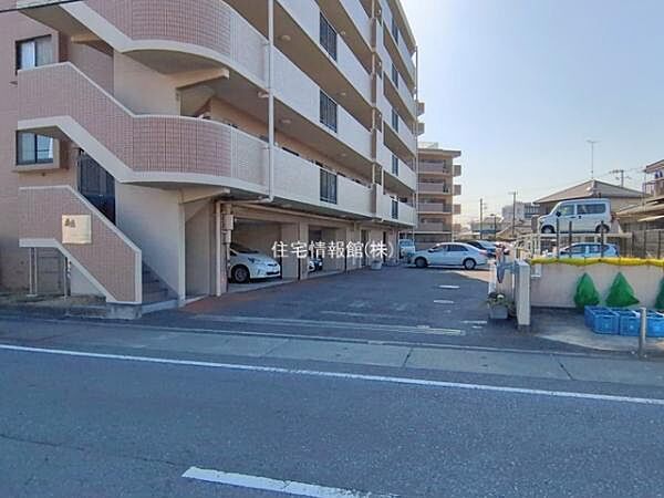 ゆったりとした印象のエントランスです。
