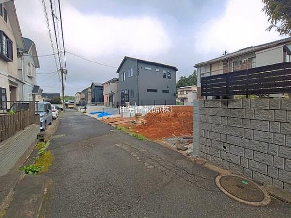 前面道路を含めた現地写真です。