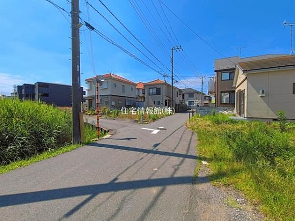 前面道路を含めた現地写真です。