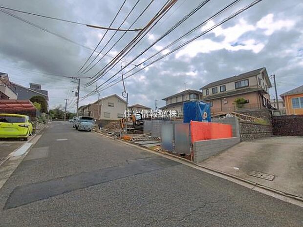 前面道路を含めた現地写真です。