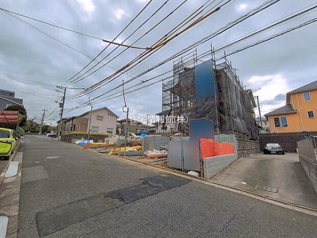 前面道路を含めた現地写真です。