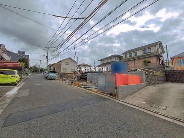 前面道路を含めた現地写真です。