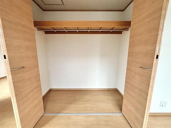 いつでもお部屋をスッキリお使い頂ける収納スペースを設置。