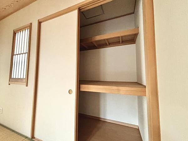 いつでもお部屋をスッキリお使い頂ける収納スペースを設置。
