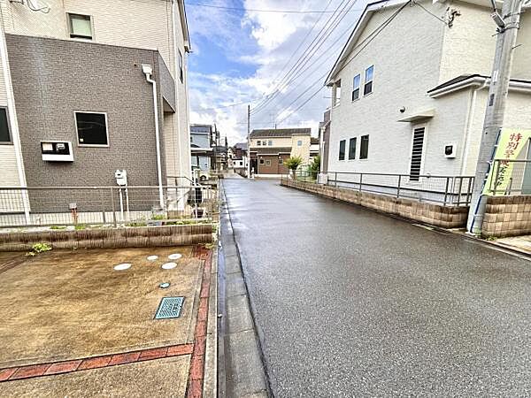 前面道路を含めた現地写真です。