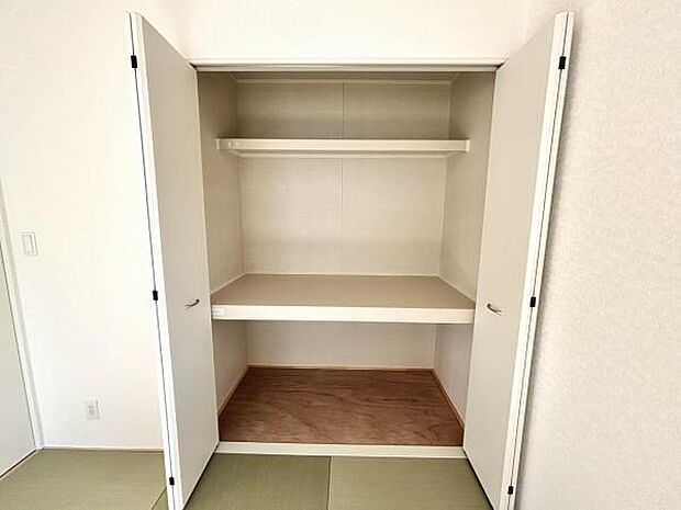 いつでもお部屋をスッキリお使い頂ける収納スペースを設置。