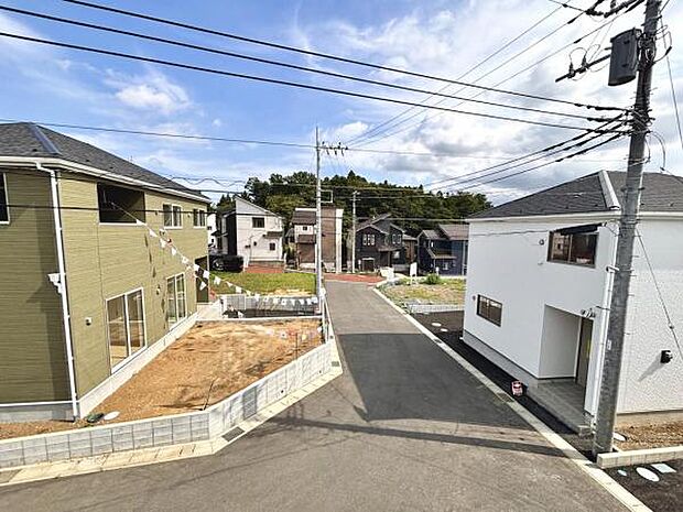 前面道路を含めた現地写真です。