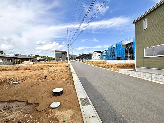 前面道路を含めた現地写真です。