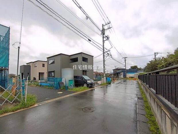 前面道路を含めた現地写真です。