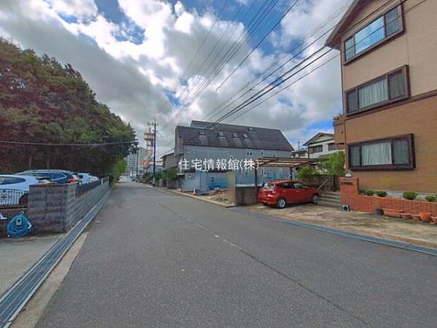 前面道路を含めた現地写真です。