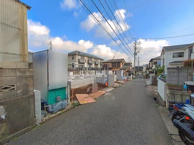 前面道路を含めた現地写真です。