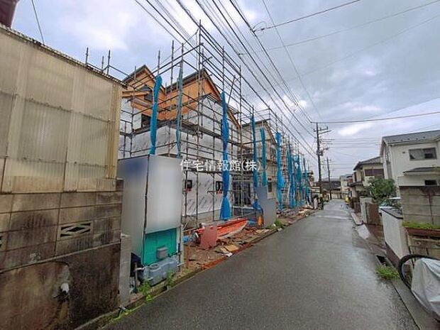 前面道路を含めた現地写真です。