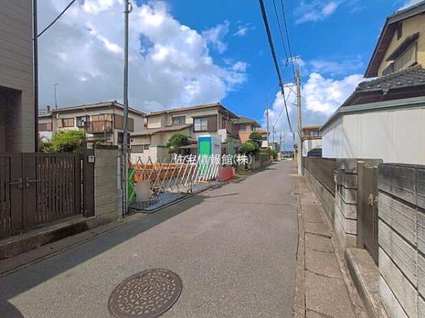 前面道路を含めた現地写真です。
