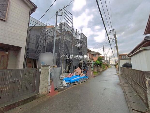 前面道路を含めた現地写真です。