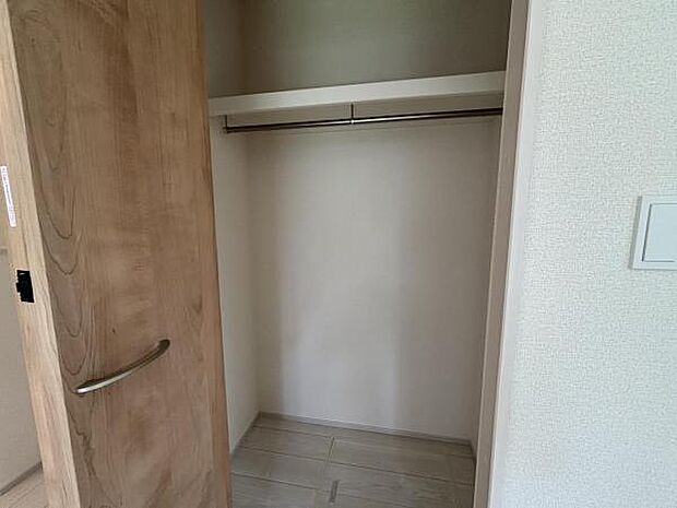 いつでもお部屋をスッキリお使い頂ける収納スペースを設置。