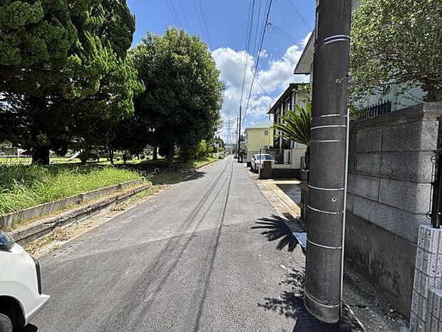 前面道路を含めた現地写真です。