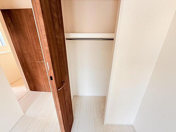 いつでもお部屋をスッキリお使い頂ける収納スペースを設置。