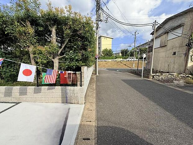 前面道路を含めた現地写真です。