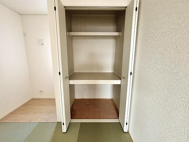 いつでもお部屋をスッキリお使い頂ける収納スペースを設置。