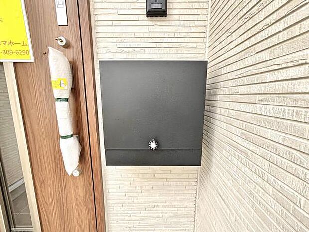 宅配ボックスも完備しております。