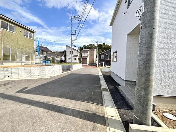 前面道路を含めた現地写真です。