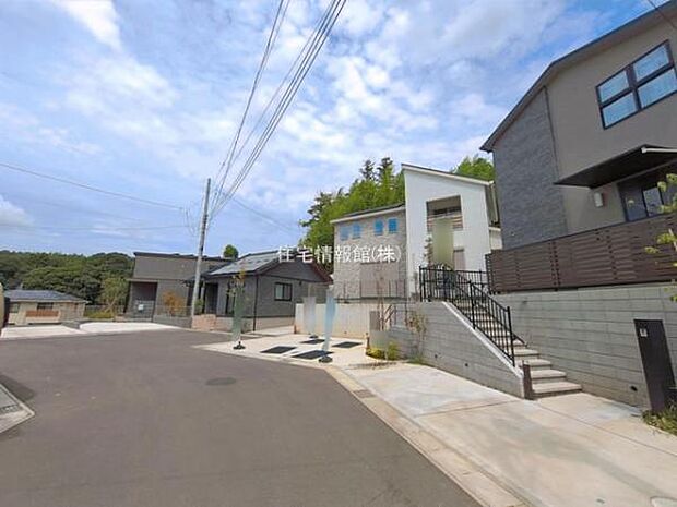 前面道路を含めた現地写真です。