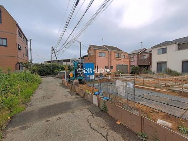 前面道路を含めた現地写真です。