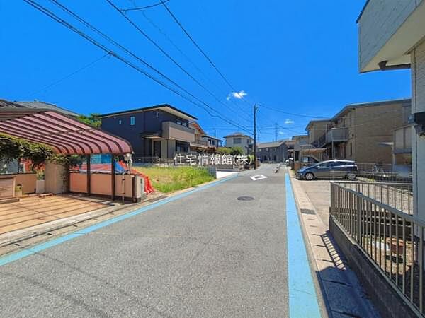 前面道路を含めた現地写真です。