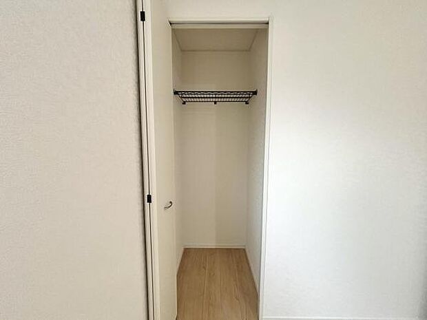 いつでもお部屋をスッキリお使い頂ける収納スペースを設置。