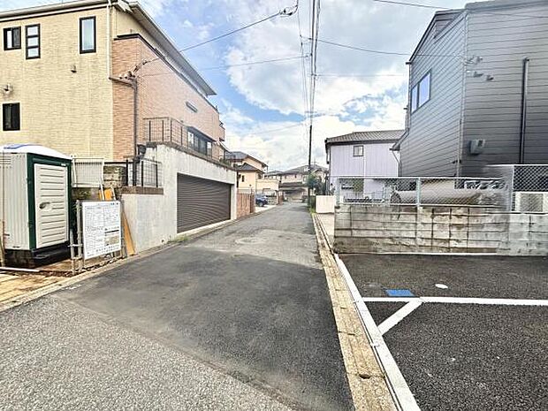 前面道路を含めた現地写真です。