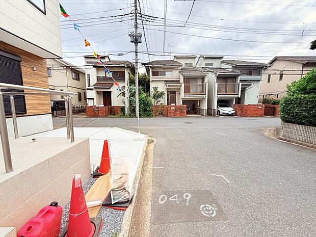 前面道路を含めた現地写真です。