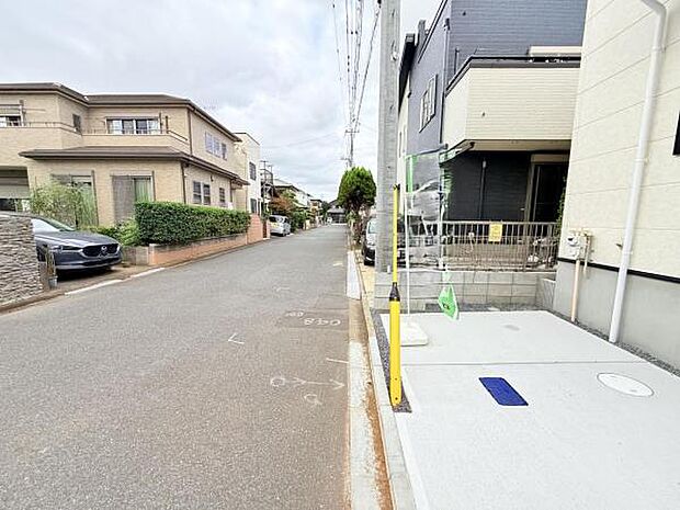 前面道路を含めた現地写真です。