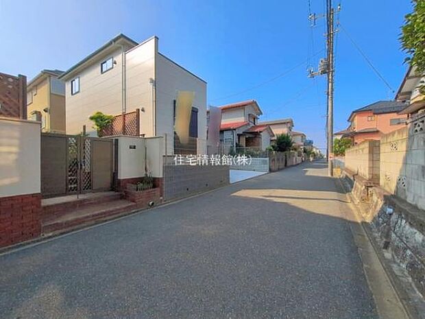 前面道路を含めた現地写真です。