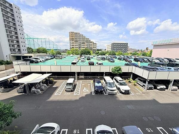 駐車場ももちろん完備しておりますのでお車所有の方にも心強いです。