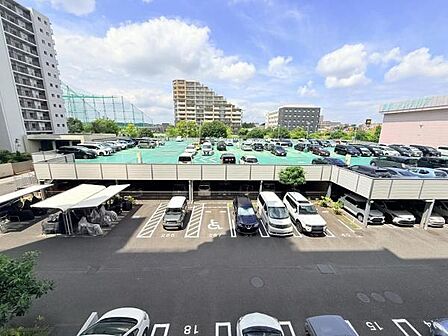 駐車場ももちろん完備しておりますのでお車所有の方にも心強いです。