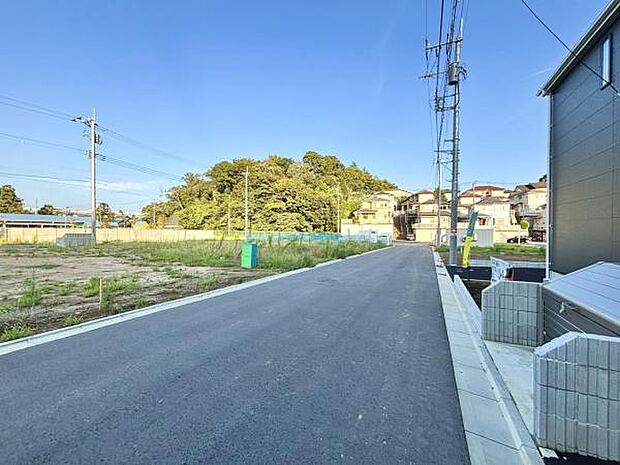 前面道路を含めた現地写真です。